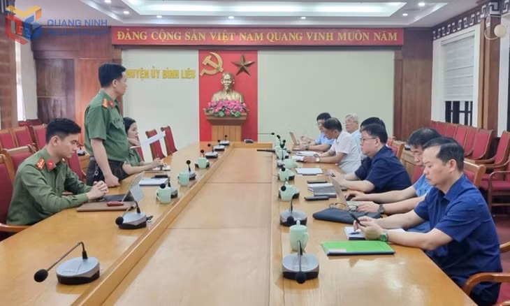 Phòng An ninh chính trị nội bộ (Công an tỉnh) làm việc với cấp ủy huyện Bình Liêu về công tác bảo vệ chính trị nội bộ. 