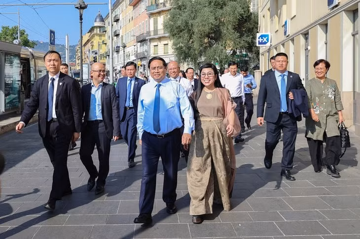 Thủ tướng Chính phủ Phạm Minh Chính và Phu nhân thăm phố cổ ở Nice. (Ảnh: VGP/Nhật Bắc)