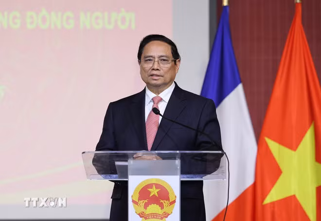 Thủ tướng Phạm Minh Chính phát biểu tại buổi gặp gỡ cán bộ, nhân viên Đại sứ quán và đại diện cộng đồng người Việt Nam tại Pháp. (Ảnh: Dương Giang/TTXVN)