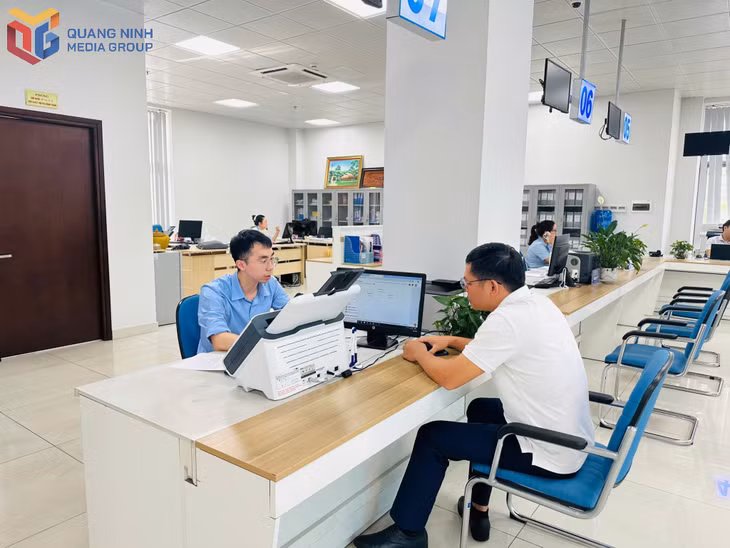 Cán bộ Trung tâm Phục vụ Hành chính công tỉnh hướng dẫn người dân sử dụng ví điện tử.