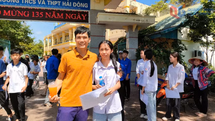 Phụ huynh đón con em sau khi hoàn thành bài thi với tâm trạng nhẹ nhàng, vui vẻ. Ảnh: Xuân Thao (CTV).