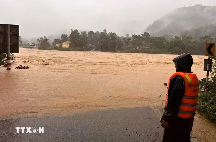 Nhiều tuyến đường liên xã của huyện Hướng Hóa, tỉnh Quảng Trị bị ngập sâu, chia cắt nhiều khu vực do đợt mưa bão vừa qua. (Ảnh: TTXVN phát)