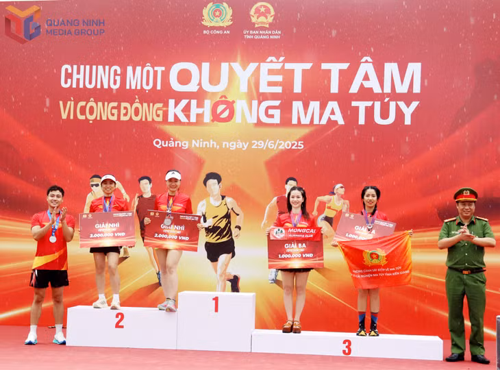 BTC trao giải cho các runner xuất sắc nhất ở cự ly 5km nữ.