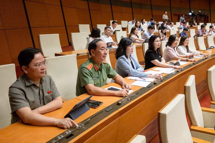 Các đại biểu biểu quyết thông qua Luật Công nghiệp công nghệ số.