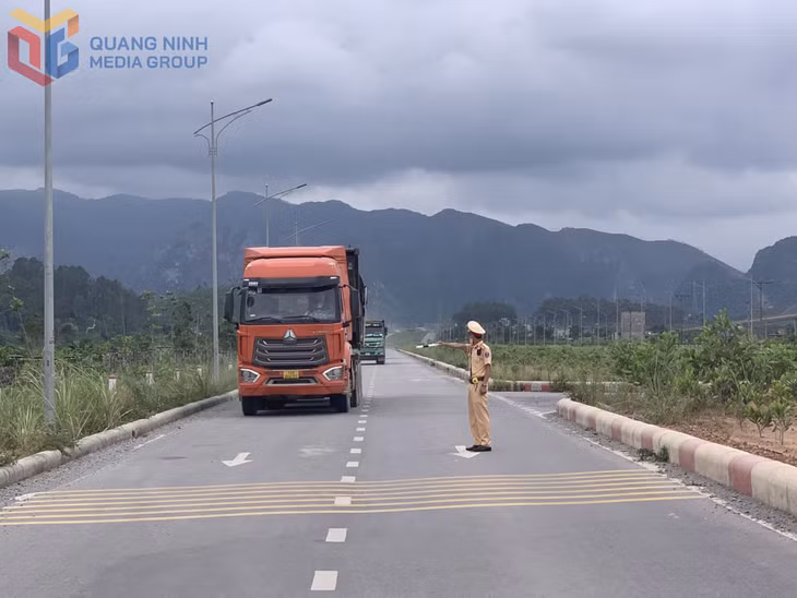 Đội CSGT đường bộ số 2, Phòng CSGT Công an tỉnh kiểm tra phương tiện vận tải lưu thông trên QL279 đoạn đi qua địa bàn xã Thống Nhất, TP Hạ Long.