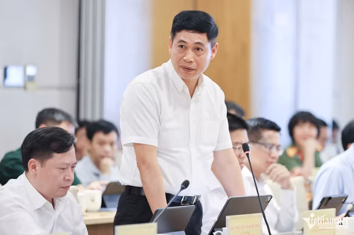 Ông Nguyễn Thành Phúc, Cục trưởng Cục Chuyển đổi số quốc gia báo cáo tại Hội nghị. Ảnh: Lê Anh Dũng
