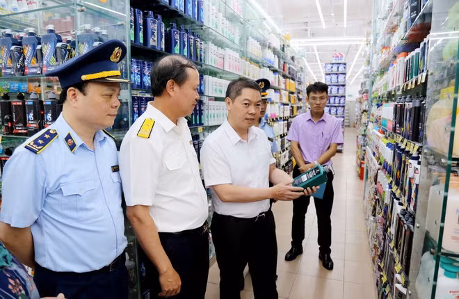 Tổ công tác triển khai cao điểm đấu tranh ngăn chặn, đẩy lùi tội phạm buôn lậu, gian lận thương mại, hàng giả tỉnh Lạng Sơn kiểm tra cơ sở kinh doanh hàng hóa trên địa bàn thành phố Lạng Sơn. (Ảnh: Quang Duy/TTXVN)