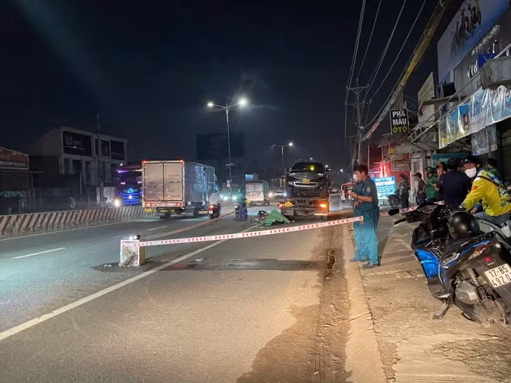 Lực lượng chức năng xử lý hiện trường.