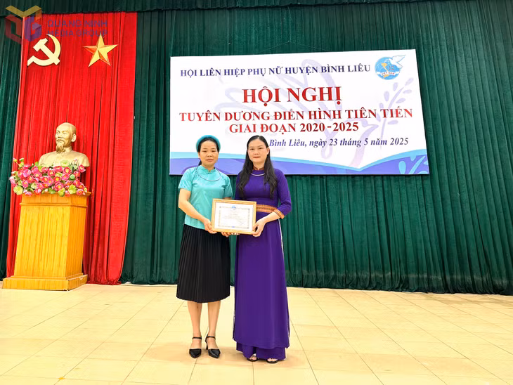 Chị Gi áp Thị Nga nhận bằng khen của Hội LHPN huyện Bình Liêu