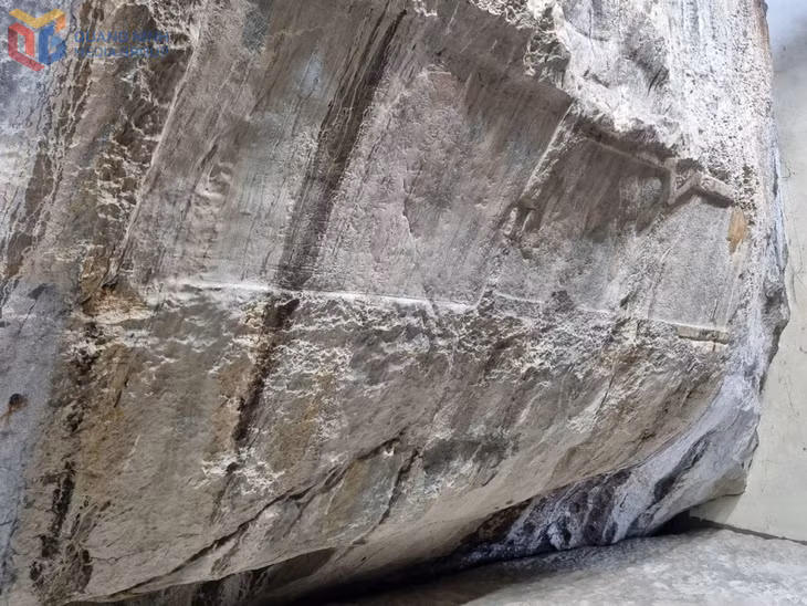Các bài thơ cổ, trong đó có bài thơ của vua Lê Thánh Tông, được khắc trên vách đá núi Bài Thơ.