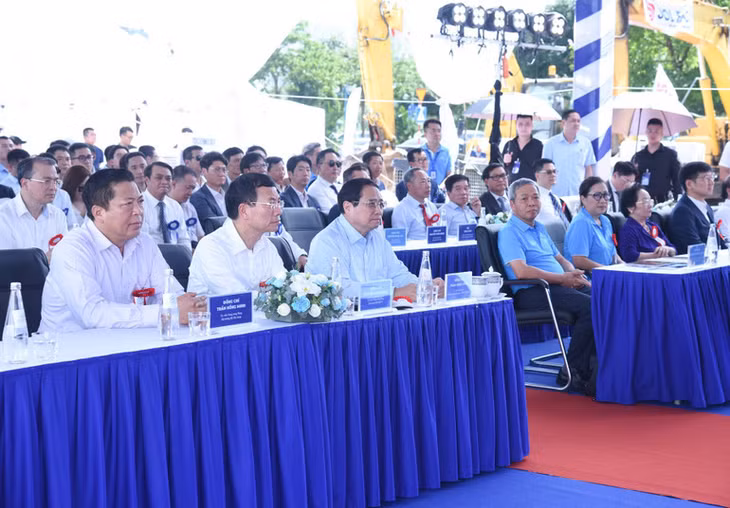 Thủ tướng Phạm Minh Chính và các đồng chí lãnh đạo, đại biểu tham dự lễ khởi công (Ảnh: TRẦN HẢI).