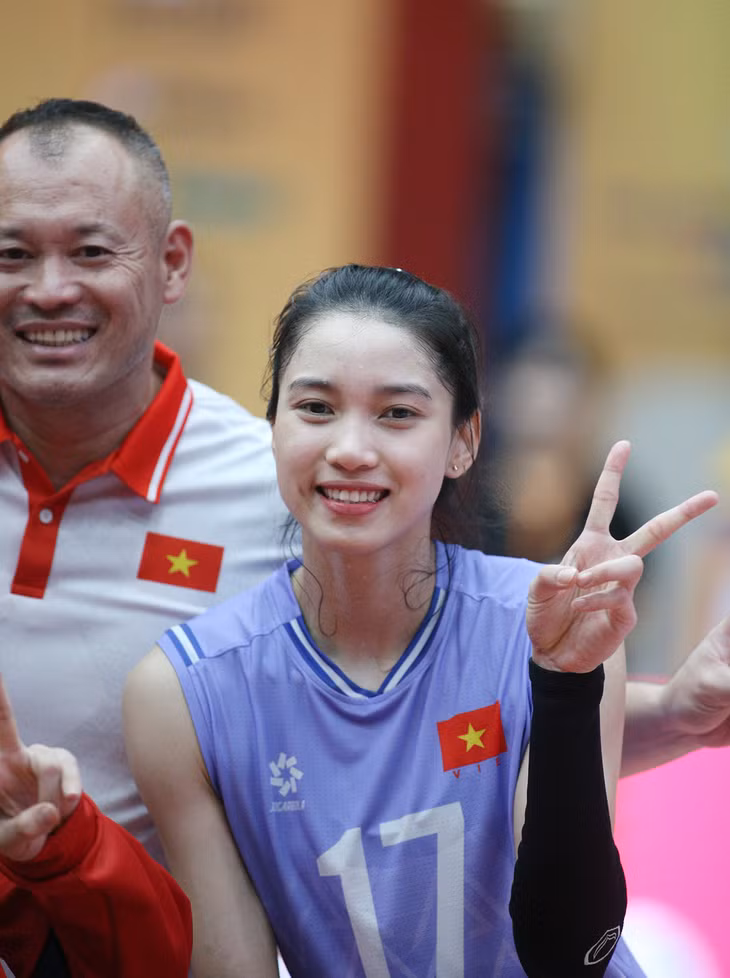 Tay đập Binh chủng Thông tin thi đấu rất tốt ở trận ra quân của tuyển bóng chuyền nữ Việt Nam.