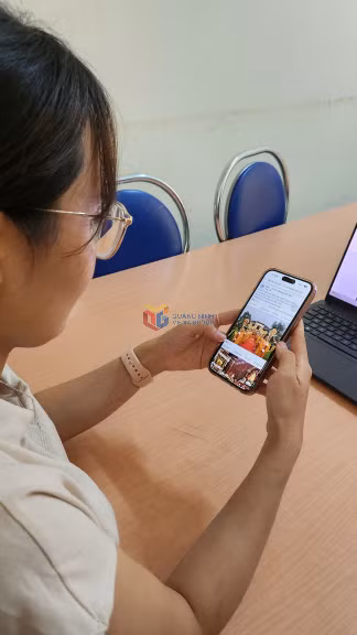 Lê Thùy Linh, Bí thư Đoàn trường THPT Vũ Văn Hiếu (TP Hạ Long) xem tin tức trên fanpage Trung tâm truyền thông tỉnh.