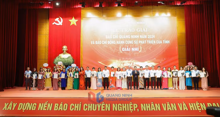 Các tác giả đoạt giải Nhì được trao giải.