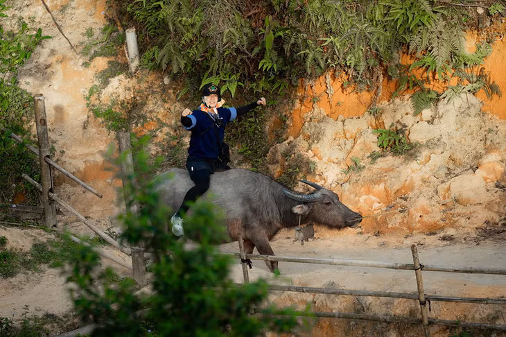 Bùi Công Nam cưỡi trâu.
