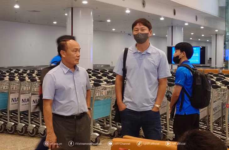 Tổng thư kí Nguyễn Văn Phú đón đội tuyển Việt Nam tại sân bay. Ảnh: VFF