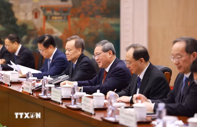 Thủ tướng Trung Quốc Lý Cường và các thành viên đoàn Trung Quốc tham dự hội đàm. (Ảnh: Dương Giang/TTXVN)