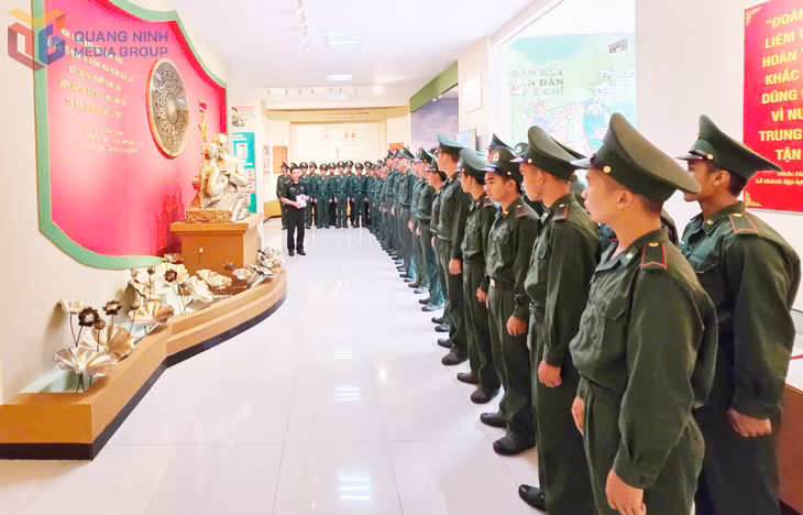 Các chiến sĩ tham quan nhà truyền thống BĐBP Quảng Ninh. 