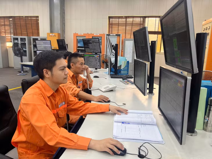 Nhân viên vận hành theo dõi thông số thiết bị tại Phòng Điều khiển trung tâm Nhà máy.