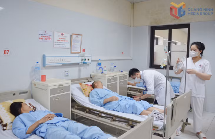 Điều trị cho người bệnh tại Khoa Nội tim mạch (Bệnh viện Đa khoa tỉnh).
