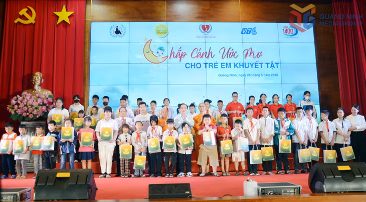 Đại diện Hội Cứu trợ trẻ em tàn tật Việt Nam, Hội Bảo trợ NKT- TMC tỉnh, Quỹ Vì trẻ em khuyết tật Việt Nam cùng các nhà hảo tâm trao tặng quà cho trẻ em có hoàn cảnh đặc biệt chương trình nâng bước trẻ em mồ côi, khuyết tật đến trường năm 2025.