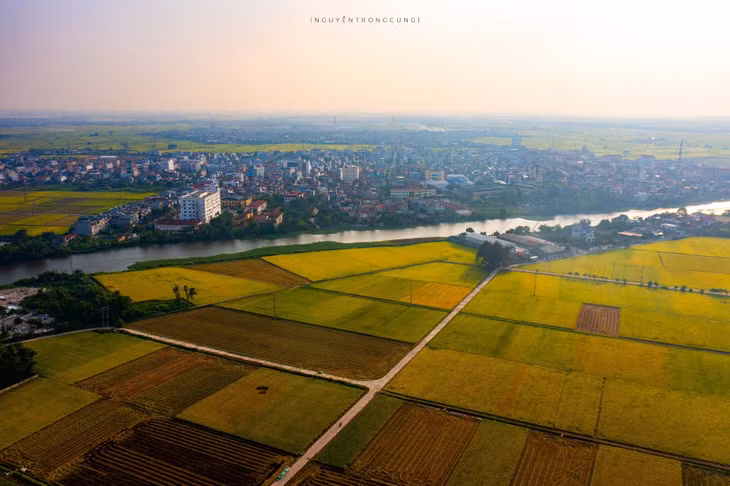 Dòng sông nhỏ chảy giữa đồng, bao quanh khu dân cư. Ảnh: Nguyễn Trọng Cung
