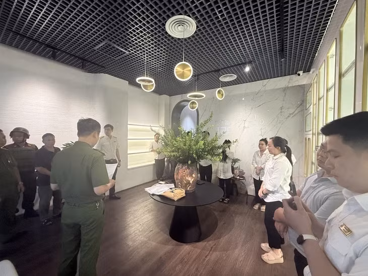 Cơ quan công an thực hiện các biện pháp tố tụng với TikToker Vũ Hồng Phúc - Ảnh: NGỌC BÍCH