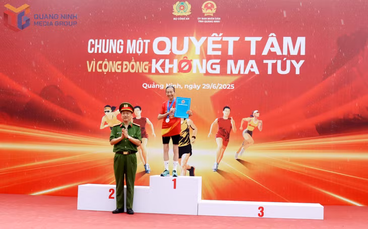 Cụ Nguyễn Thị Việt Dung (TP Uông Bí) runner 85 tuổi được BTC trao tặng danh hiệu VĐV truyền cảm hứng, là runner cao tuổi nhất tại giải.