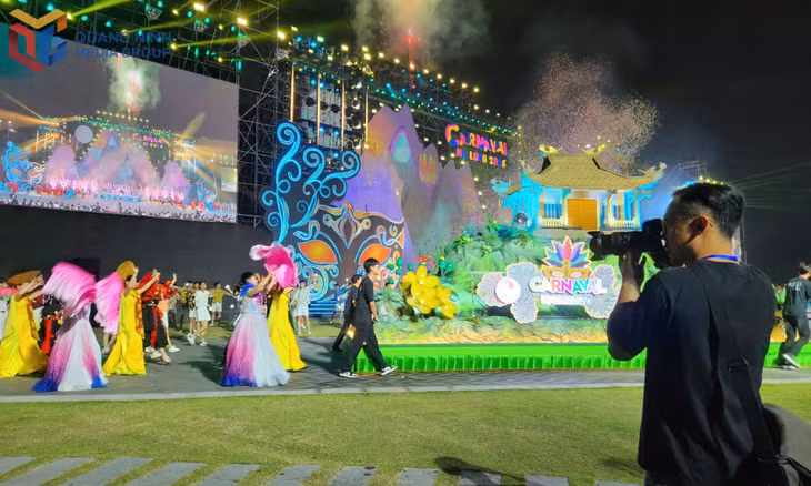 Phóng viên QMG tác nghiệp tại Carnaval Hạ Long 2025.