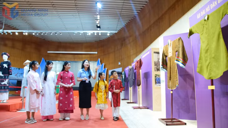 Các du khách trẻ em tham quan Triển lãm "Áo dài Việt Nam qua các thời kỳ lịch sử" tại Bảo tàng Quảng Ninh.