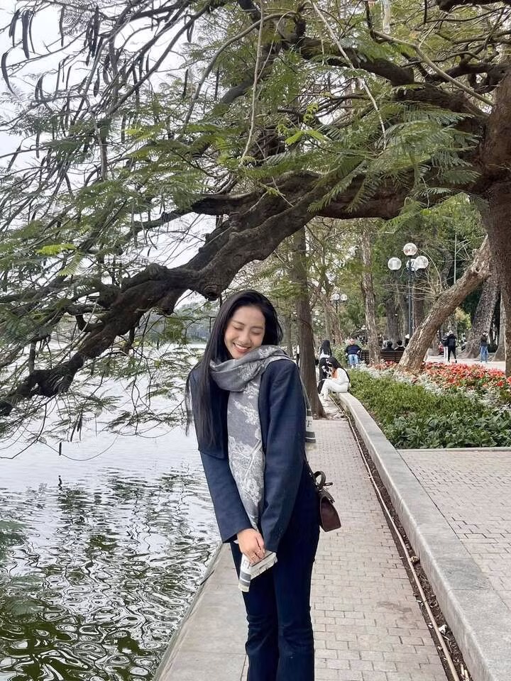 "Lớn lên ở Phú Yên, tôi có nhiều cơ hội được tham gia các hoạt động ngoại khóa và dần rèn cho mình sự mạnh dạn, tinh thần trách nhiệm, ý chí không bỏ cuộc. Dù từng gặp không ít rào cản, cả về sức khỏe và công việc, tôi cố gắng học cách chấp nhận, vượt qua khó khăn", Trúc Linh nói.