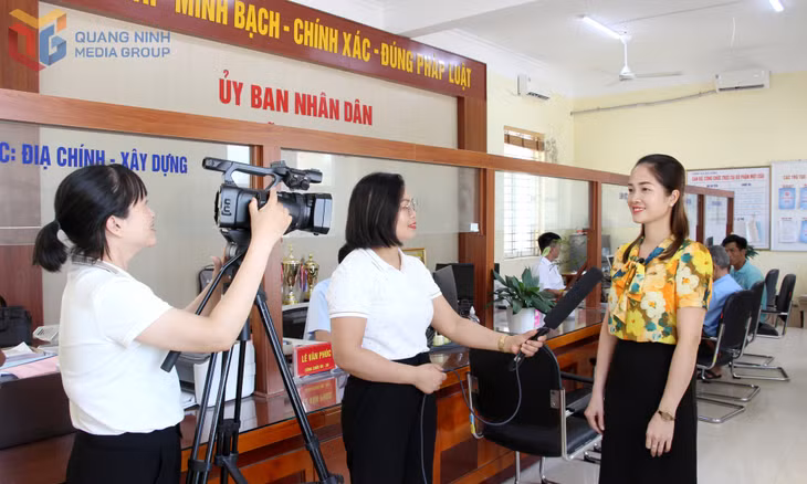 Phóng viên Ngân Hà (người cầm micro) cùng đồng nghiệp Đỗ Hiền (Trung tâm TT&VH Vân Đồn) thực hiện tác phẩm tham dự Giải Búa liềm vàng năm 2025.