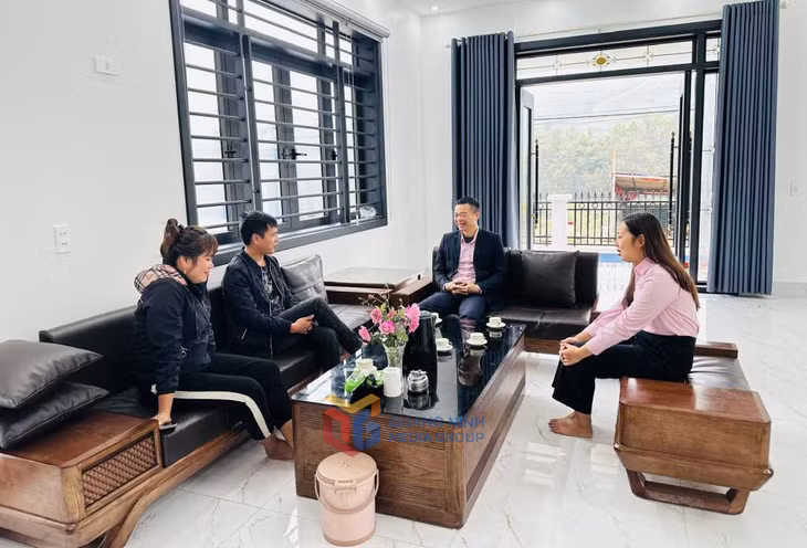 Ngôi nhà khang trang của anh Triệu A Tài, xã Đồn Đạc, huyện Ba Chẽ (thứ 2, bên trái).
