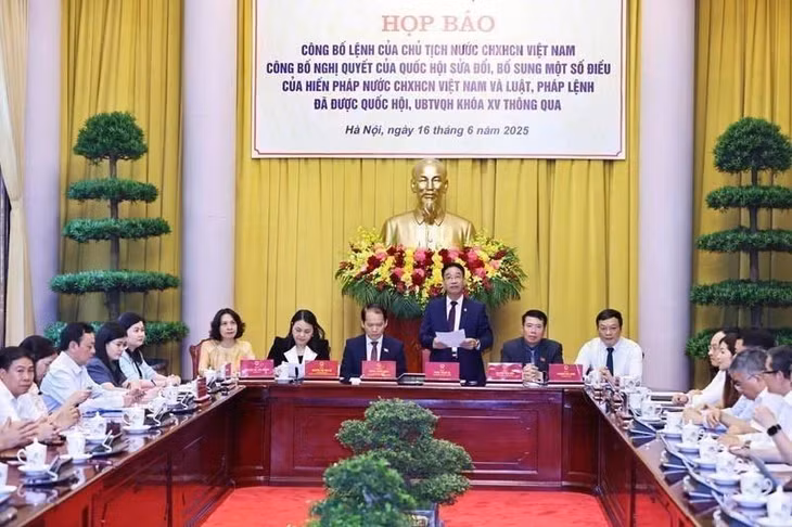 Quang cảnh buổi công bố Lệnh của Chủ tịch nước về Nghị quyết của Quốc hội sửa đổi, bổ sung một số điều của Hiến pháp. (Ảnh: Minh Đức/TTXVN)