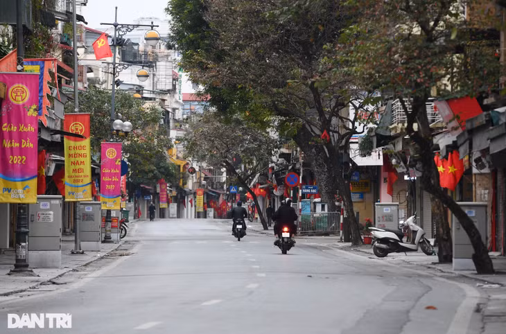 Hà Nội tĩnh mịch, vắng vẻ trong buổi sáng mùng 1 Tết ảnh 9 Hà Nội tĩnh mịch, vắng vẻ trong buổi sáng mùng 1 Tết ảnh 9