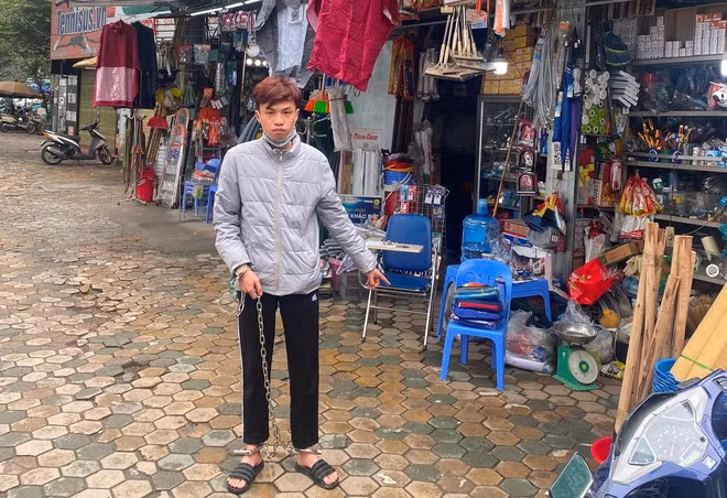 Cơ quan Công an dẫn giải đối tượng Nguyễn Hùng Dũng đến cửa hàng tạp hóa nơi mua con dao.
