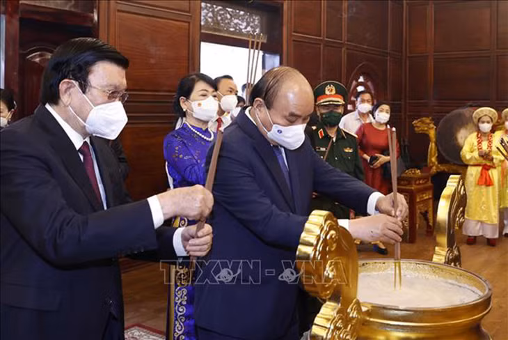 Chủ tịch nước Nguyễn Xuân Phúc dâng hương. (Ảnh: Thống Nhất/TTXVN)