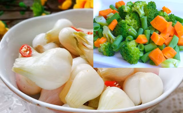 Nên ăn kèm bánh chưng cùng các món ăn giàu chất xơ, vitamin và khoáng chất như dưa hành, rau xanh.