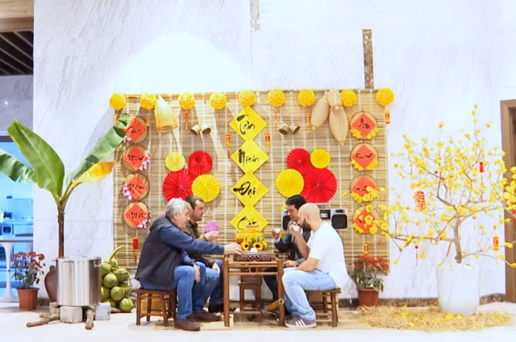 Nhiều người nước ngoài đang sinh sống, làm việc tại Quảng Ninh cùng vui vẻ đón Tết cổ truyền của người Việt.