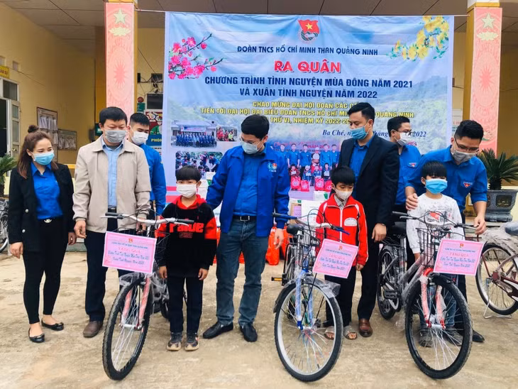 Đoàn Than Quảng Ninh tổ chức chương trình tình nguyện thăm, tặng quà cho trẻ em có hoàn cảnh khó khăn huyện Ba Chẽ chào mừng đại hội đoàn các cấp.