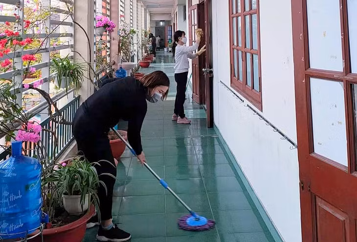 Trường Tiểu học Yên Thanh (TP Uông Bí) tổ chức vệ sinh trường học, lớp học trong ngày 13/2/2022.