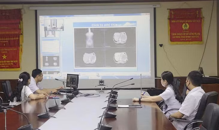 Y bác sĩ Bệnh viện Bãi Cháy sinh hoạt trực tuyến với các giáo sư, chuyên gia đầu ngành từ Bệnh viện Việt Đức qua hệ thống Telemedicine.