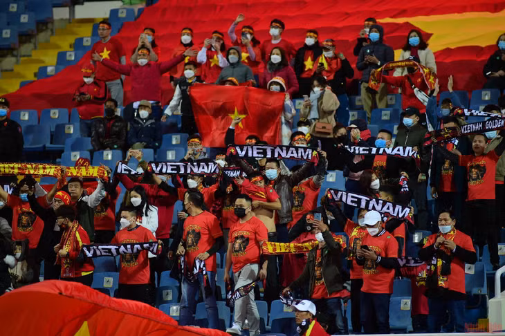 Không khí trên sân Mỹ Đình khi đội tuyển Việt Nam đang dẫn trước 2-0. (Ảnh: TRẦN HẢI)