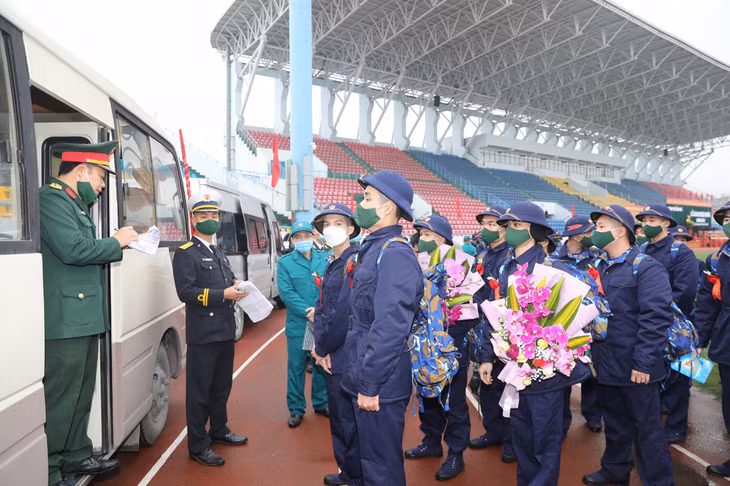 Sau buổi lễ xuất quân, các tân binh lên xe về đơn vị để thực hiện nhiệm vụ.