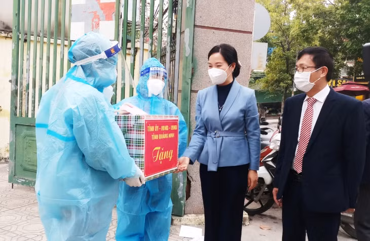 Đồng chí Phó Chủ tịch UBND tỉnh chúc mừng cán bộ, nhân viên Trạm Y tế Phường Bãi Cháy, TP Hạ Long.