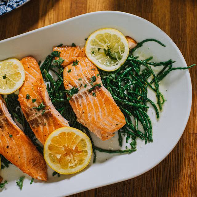 Cá hồi cung cấp chất béo omega-3 siêu lành mạnh.