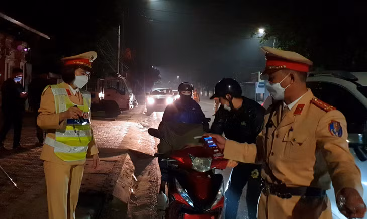 Để giữ bình yên cho người dân đón Tết, vui xuân, các lực lượng chức năng, trong đó nòng cốt là lực lượng Công an đã vượt mọi khó khăn, tăng cường tuần tra kiểm soát, đảm bảo an ninh trật tự, an toàn giao thông trên khắp các tuyến phố, con đường.