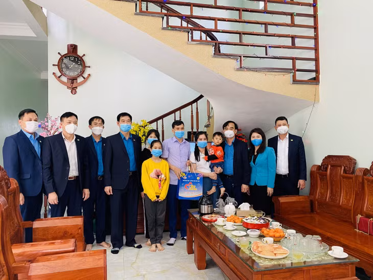 Công đoàn Than - Khoáng sản Việt Nam tặng quà gia đình công nhân xuất sắc Nguyễn Văn Chức, Công ty Than Quang Hanh - TKV.
