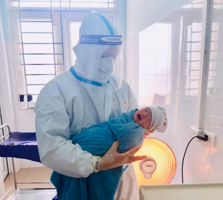 Em bé chào đời khỏe mạnh tại Khu cách ly, Bệnh viện Bãi Cháy.