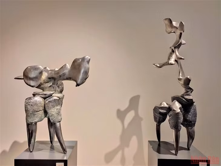 Một số tác phẩm điêu khắc đương đại được giới thiệu tới công chúng lần này. (Ảnh: Minh Duy)